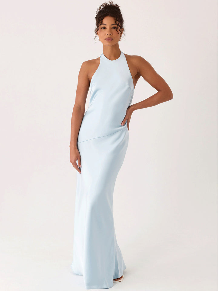 Kvinnors Elegant Aftonklänning med Chic Halterneckdesign och Flödande Tyg-Eva Jonsson