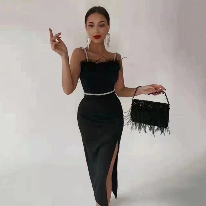 Kvinnors Elegant Aftonklänning med Filigranspetsdetalj och Sexy Slits Mirla-Eva Jonsson