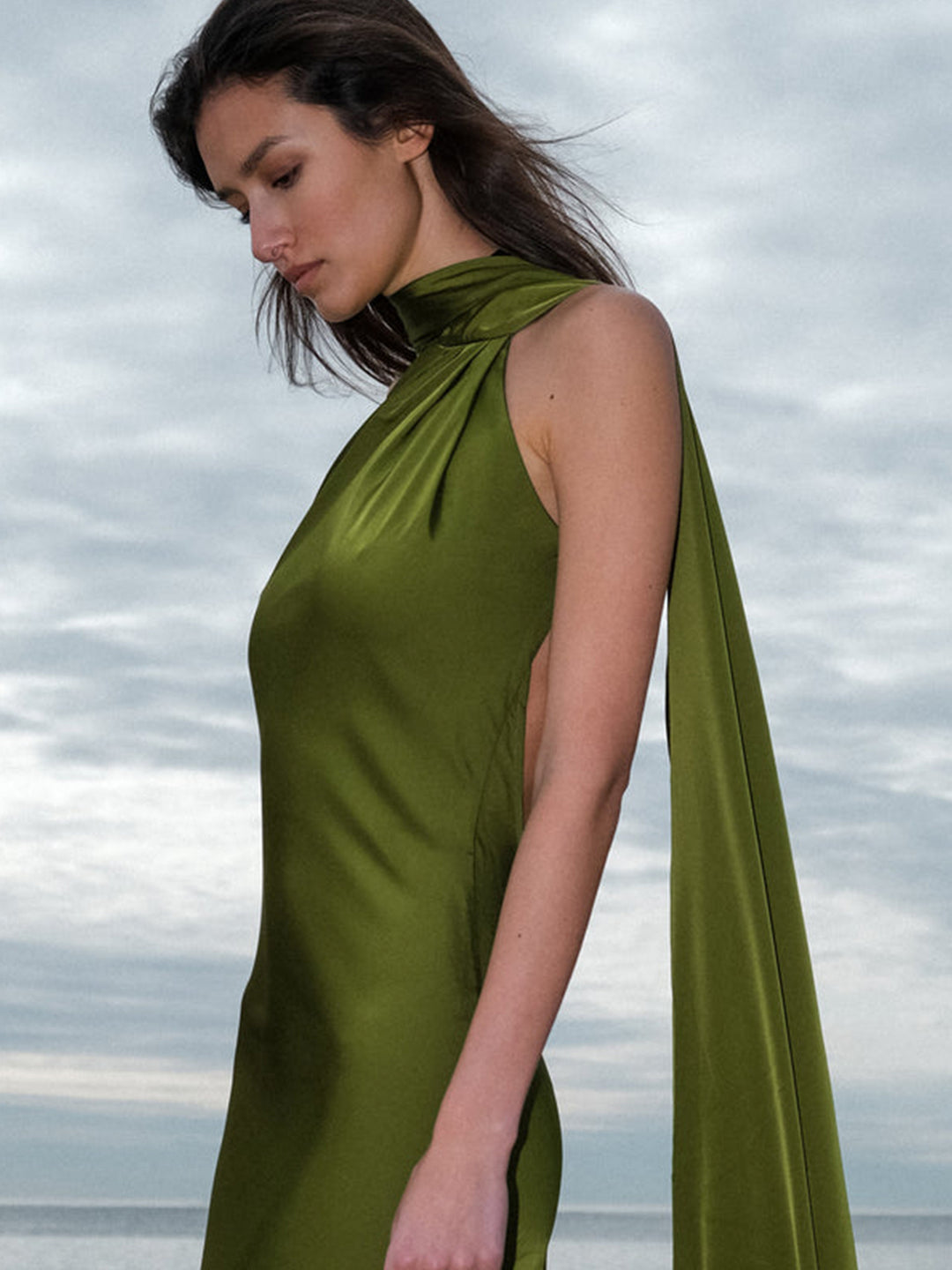 Kvinnors Elegant Aftonklänning med Flödande Design och Off-Shoulder Huvud-Eva Jonsson