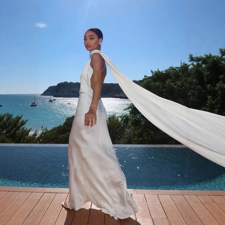 Kvinnors Elegant Aftonklänning med Flödande Design och Off-Shoulder Huvud-Eva Jonsson