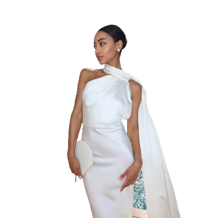 Kvinnors Elegant Aftonklänning med Flödande Design och Off-Shoulder Huvud-Eva Jonsson