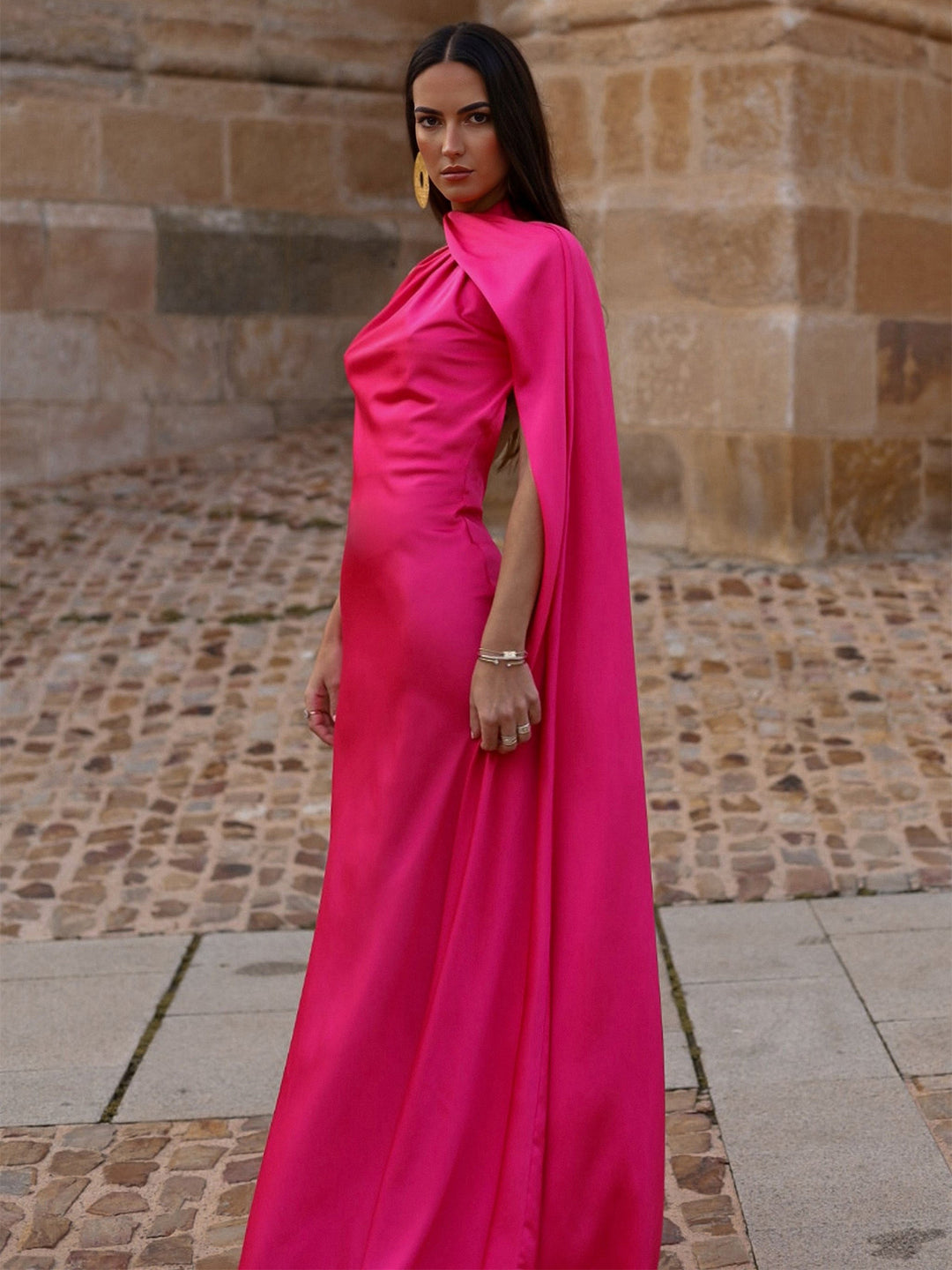 Kvinnors Elegant Aftonklänning med Flödande Design och Off-Shoulder Huvud-Eva Jonsson