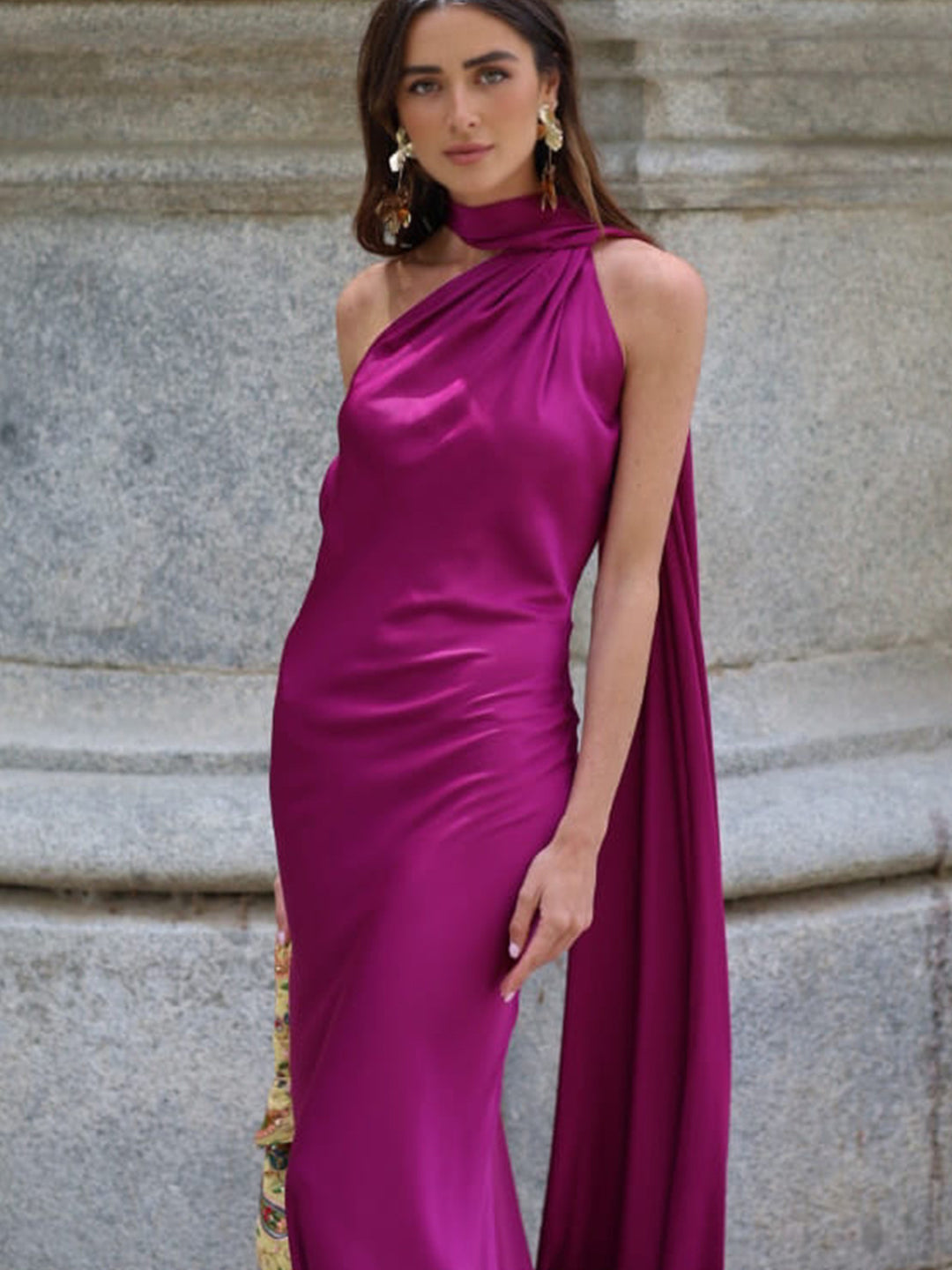 Kvinnors Elegant Aftonklänning med Flödande Design och Off-Shoulder Huvud-Eva Jonsson