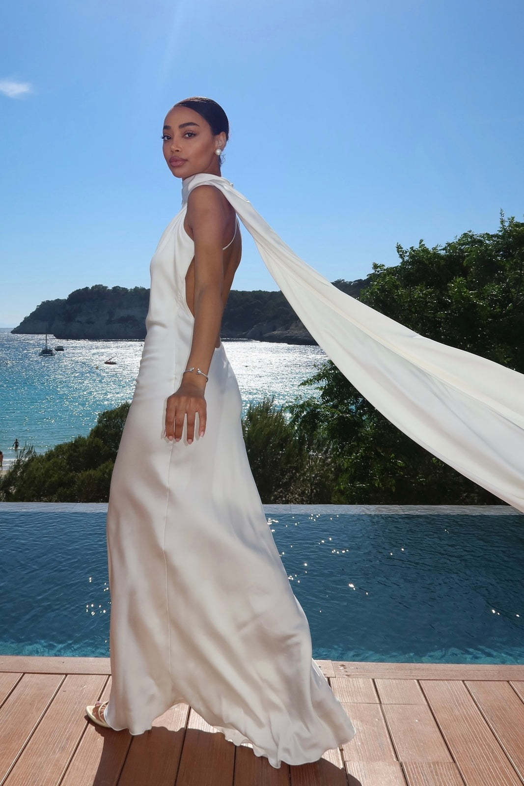 Kvinnors Elegant Aftonklänning med Flödande Design och Off-Shoulder Huvud-Eva Jonsson