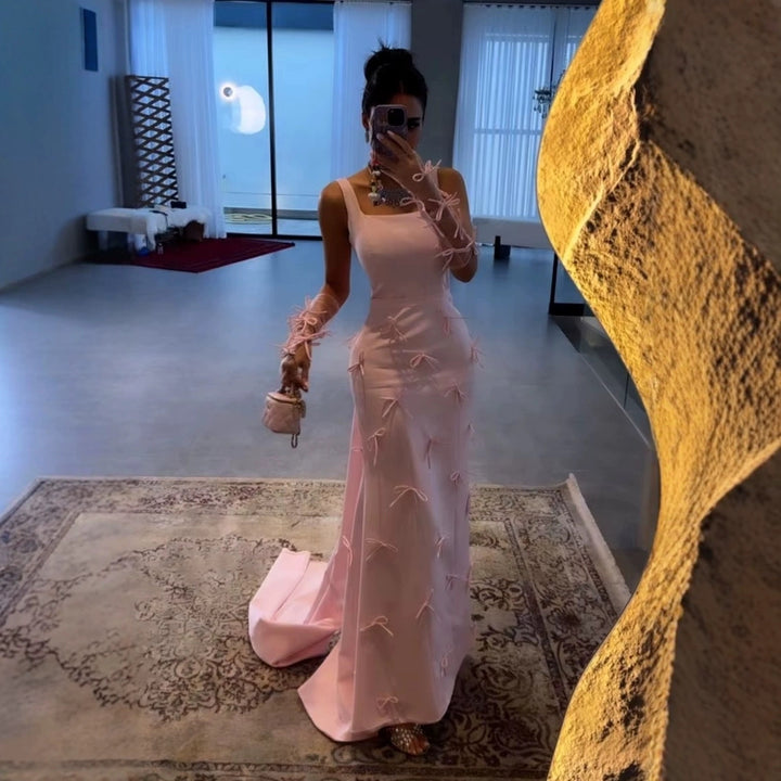 Kvinnors Elegant Aftonklänning med Lekfulla Bågar Detaljer och Off-Shoulder Ärmar Mirla-Eva Jonsson