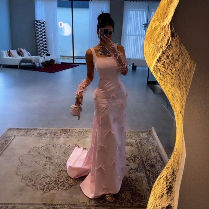 Kvinnors Elegant Aftonklänning med Lekfulla Bågar Detaljer och Off-Shoulder Ärmar Mirla-Eva Jonsson