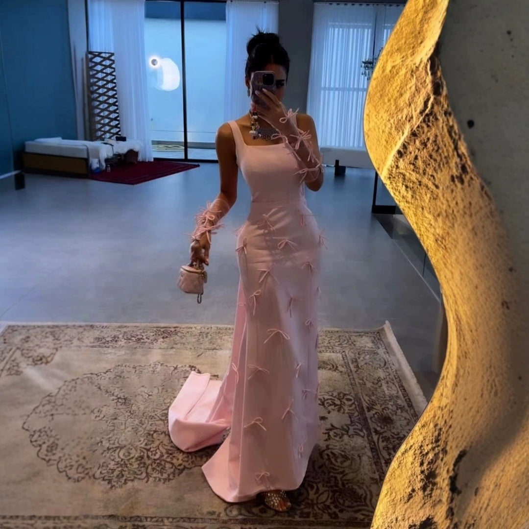 Kvinnors Elegant Aftonklänning med Lekfulla Bågar Detaljer och Off-Shoulder Ärmar Mirla-Eva Jonsson