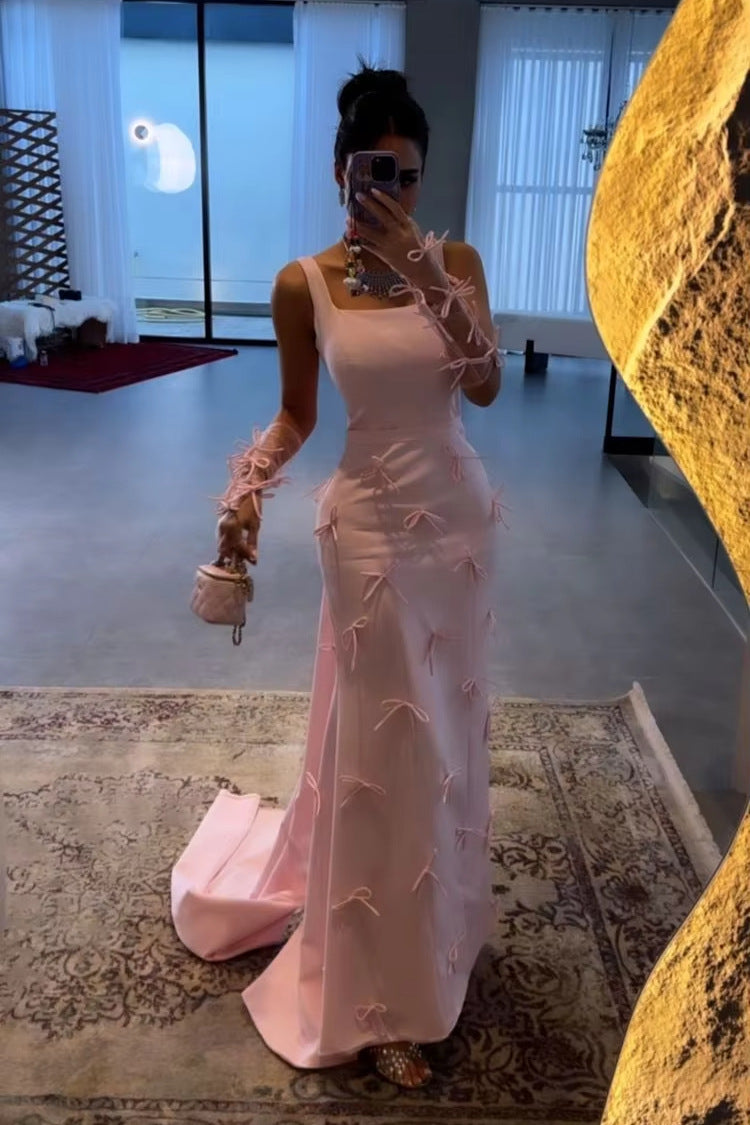 Kvinnors Elegant Aftonklänning med Lekfulla Bågar Detaljer och Off-Shoulder Ärmar Mirla-Eva Jonsson