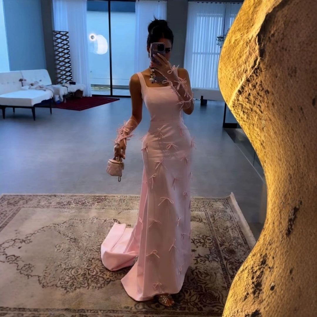 Kvinnors Elegant Aftonklänning med Lekfulla Bågar Detaljer och Off-Shoulder Ärmar Mirla-Eva Jonsson