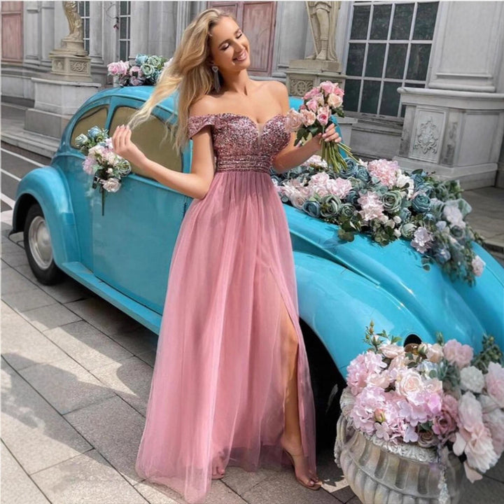 Kvinnors Elegant Aftonklänning med Off-Shoulder Utseende och Funkande Dekorationer-Eva Jonsson