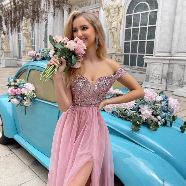 Kvinnors Elegant Aftonklänning med Off-Shoulder Utseende och Funkande Dekorationer-Eva Jonsson