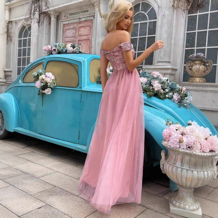 Kvinnors Elegant Aftonklänning med Off-Shoulder Utseende och Funkande Dekorationer-Eva Jonsson