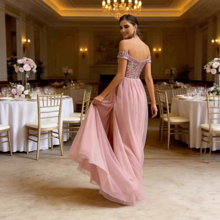 Kvinnors Elegant Aftonklänning med Strapless Design och Gnistrande Applikationer-Eva Jonsson