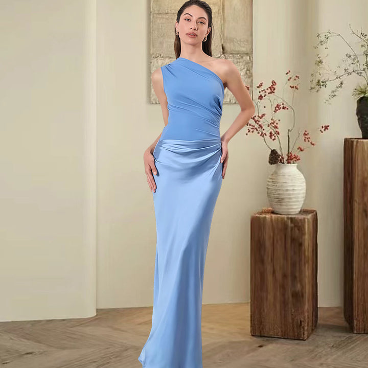 Kvinnors Elegant Asymmetrisk Kvällsklänning med Glittrande Satin Mirla-Eva Jonsson