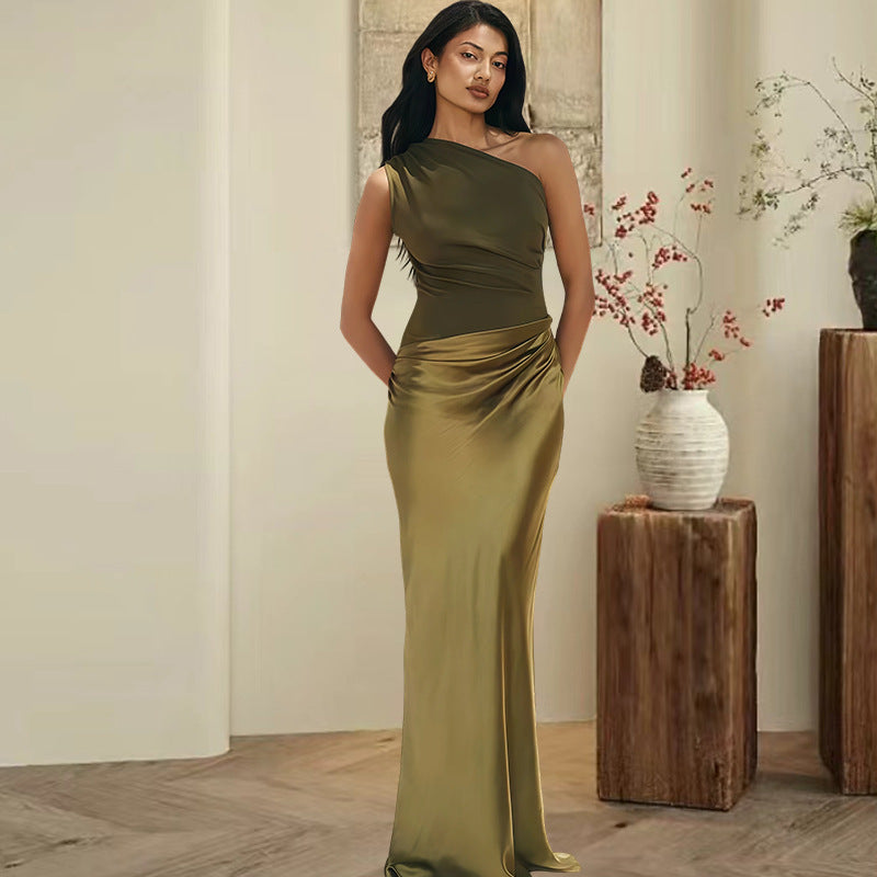 Kvinnors Elegant Asymmetrisk Kvällsklänning med Glittrande Satin Mirla-Eva Jonsson