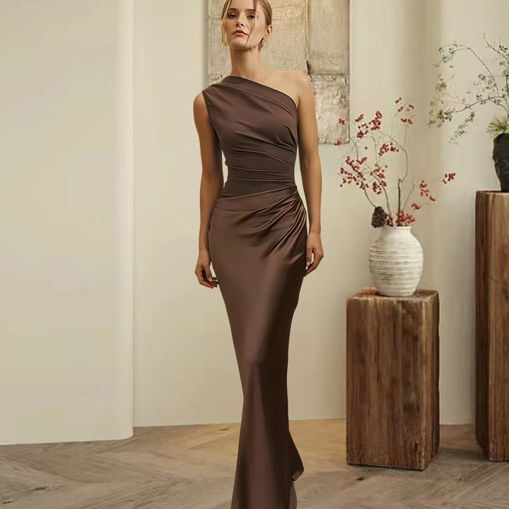 Kvinnors Elegant Asymmetrisk Kvällsklänning med Glittrande Satin Mirla-Eva Jonsson