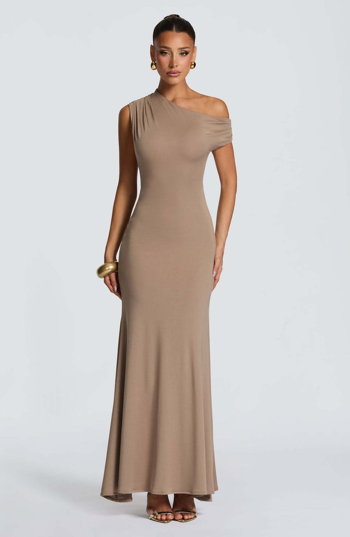 Kvinnors Elegant Asymmetrisk Maxi Klänning med Off-Shoulder Design-Eva Jonsson