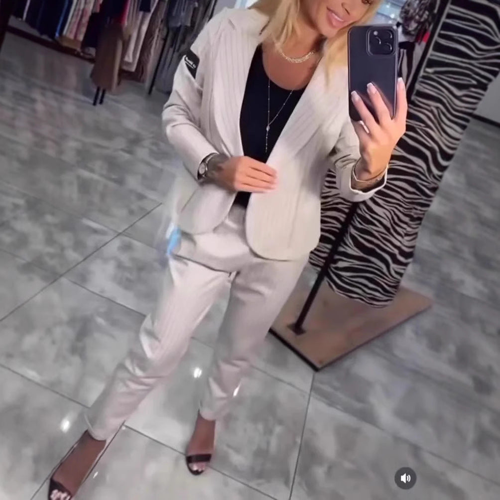 Kvinnors Elegant Blazer Ensemble med Moderiktiga Ränder och Skräddarsydd Passform Mirla-Eva Jonsson