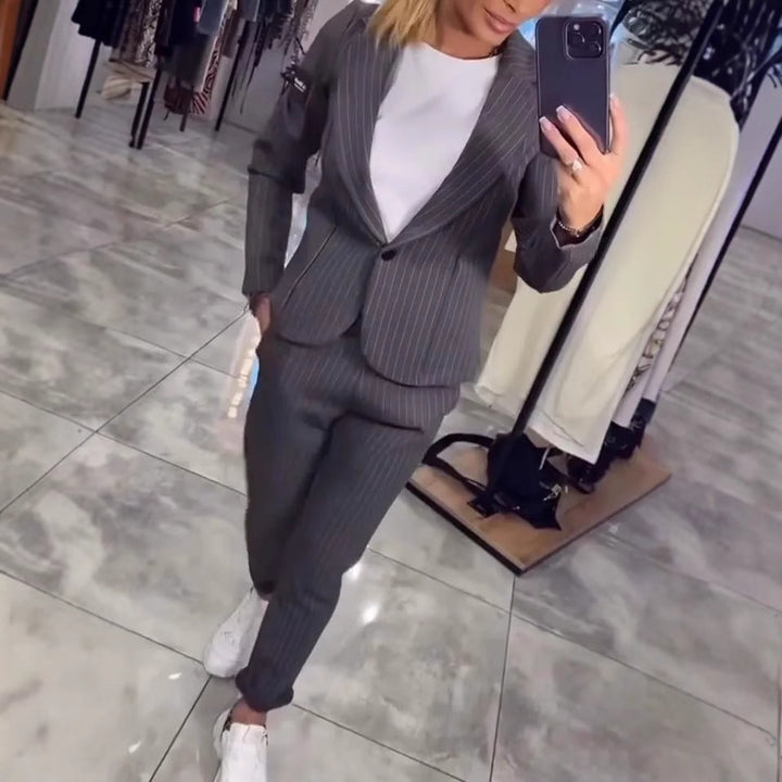 Kvinnors Elegant Blazer Ensemble med Moderiktiga Ränder och Skräddarsydd Passform Mirla-Eva Jonsson