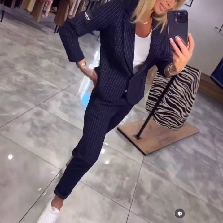 Kvinnors Elegant Blazer Ensemble med Moderiktiga Ränder och Skräddarsydd Passform Mirla-Eva Jonsson