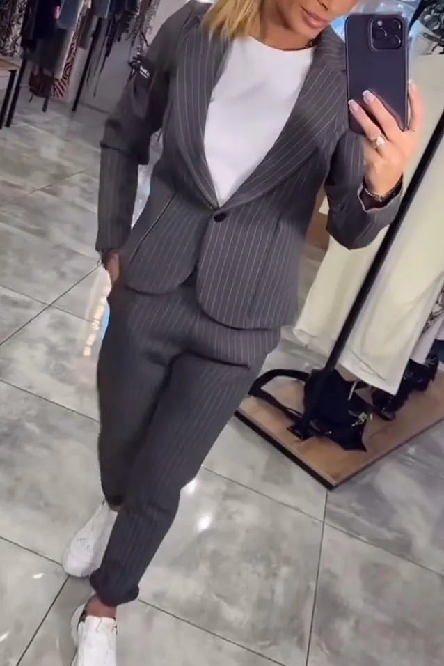 Kvinnors Elegant Blazer Ensemble med Moderiktiga Ränder och Skräddarsydd Passform Mirla-Eva Jonsson