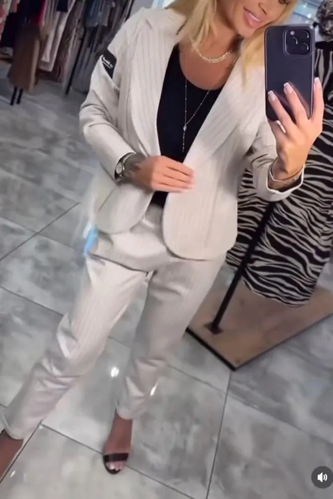 Kvinnors Elegant Blazer Ensemble med Moderiktiga Ränder och Skräddarsydd Passform Mirla-Eva Jonsson