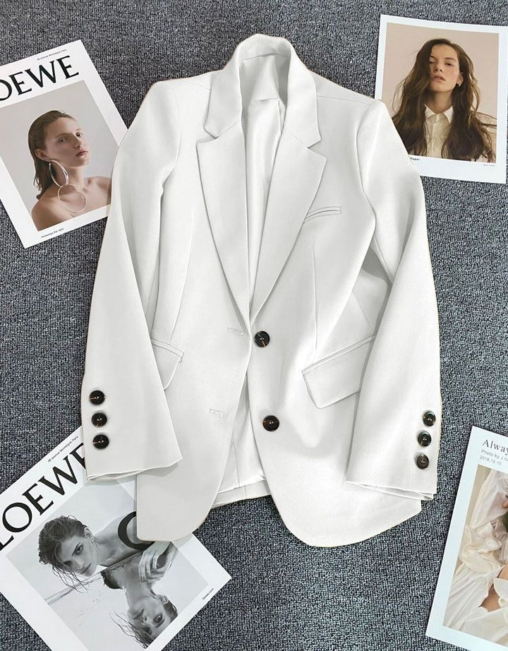 Kvinnors Elegant Blazer med Modernt Snitt och Dekorativa Knappar Mirla-Eva Jonsson
