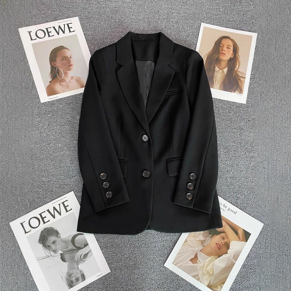 Kvinnors Elegant Blazer med Modernt Snitt och Dekorativa Knappar Mirla-Eva Jonsson