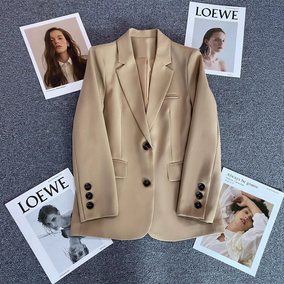 Kvinnors Elegant Blazer med Modernt Snitt och Dekorativa Knappar Mirla-Eva Jonsson