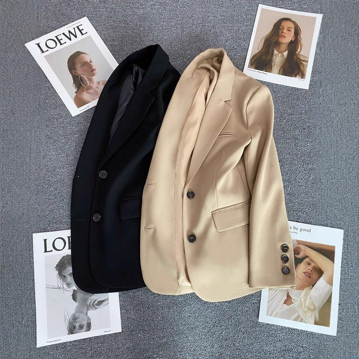 Kvinnors Elegant Blazer med Modernt Snitt och Dekorativa Knappar Mirla-Eva Jonsson