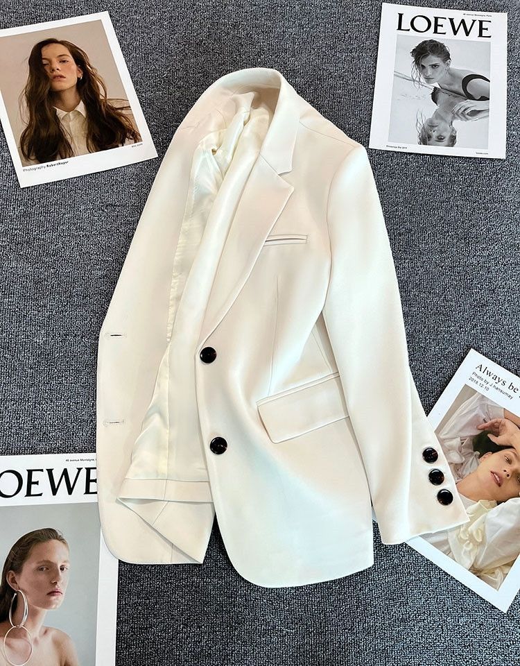 Kvinnors Elegant Blazer med Modernt Snitt och Dekorativa Knappar Mirla-Eva Jonsson