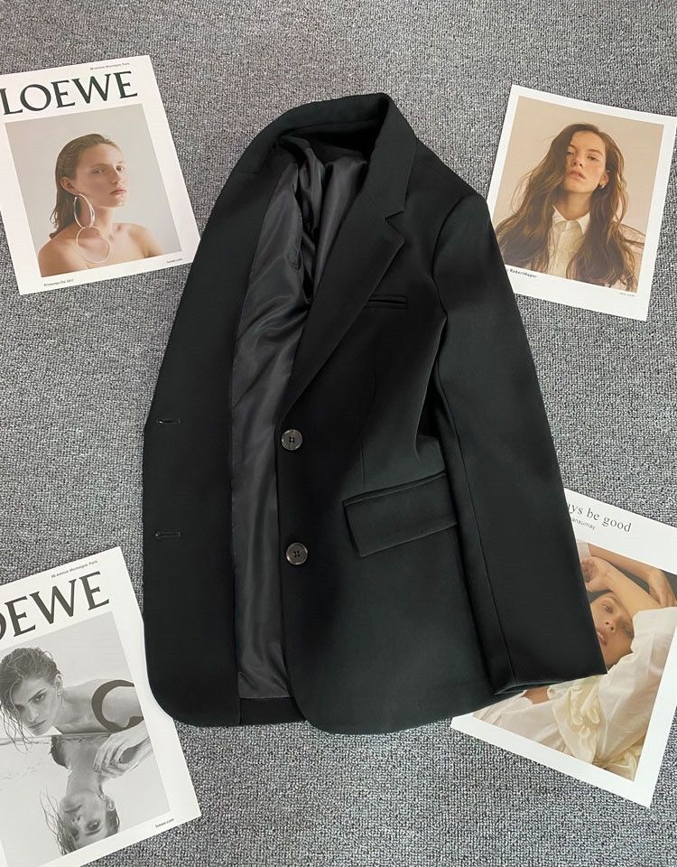 Kvinnors Elegant Blazer med Modernt Snitt och Dekorativa Knappar Mirla-Eva Jonsson