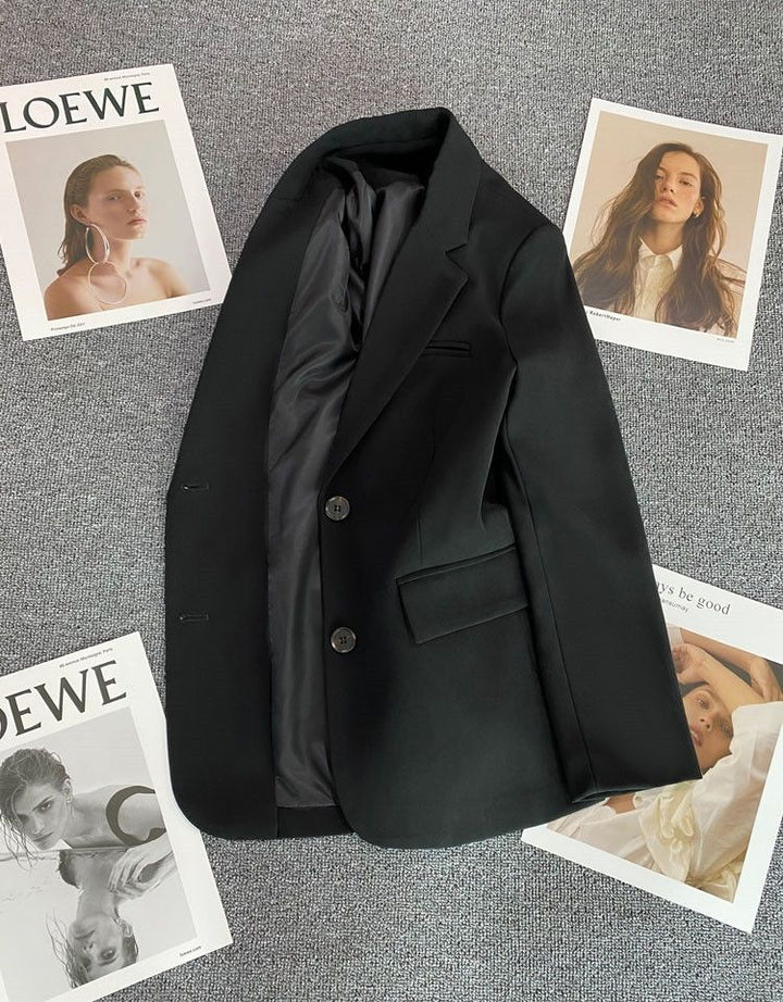 Kvinnors Elegant Blazer med Modernt Snitt och Dekorativa Knappar Mirla-Eva Jonsson
