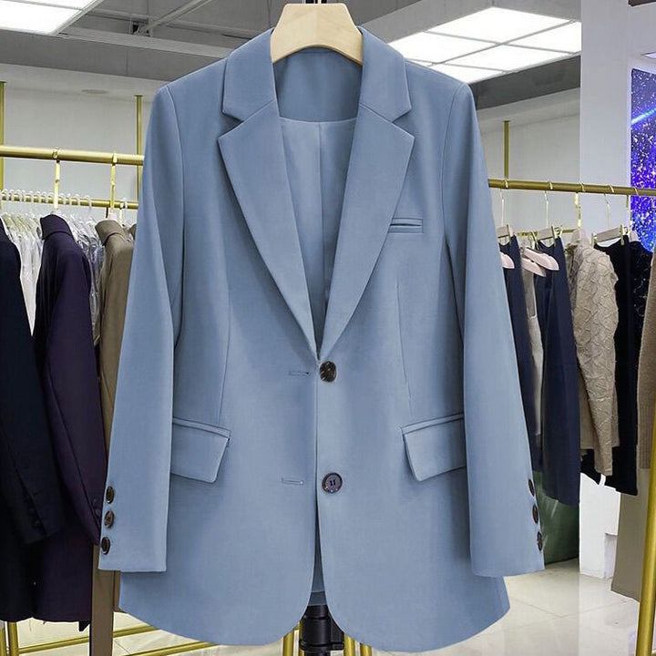 Kvinnors Elegant Blazer med Modernt Snitt och Dekorativa Knappar Mirla-Eva Jonsson