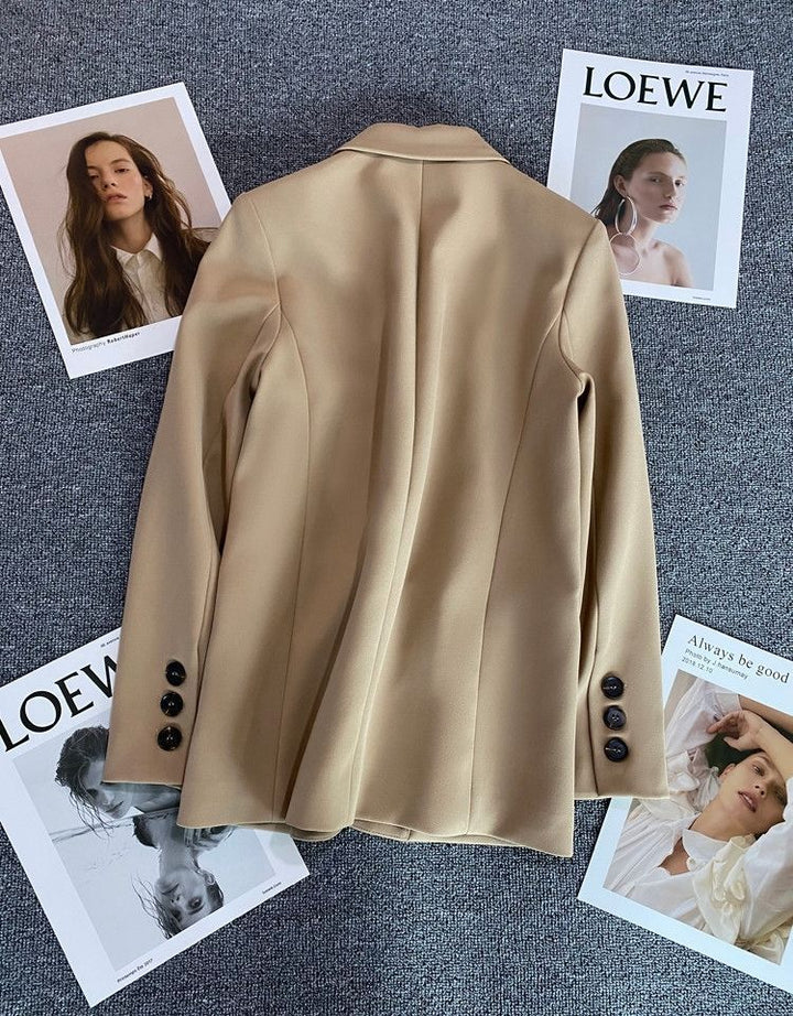 Kvinnors Elegant Blazer med Modernt Snitt och Dekorativa Knappar Mirla-Eva Jonsson