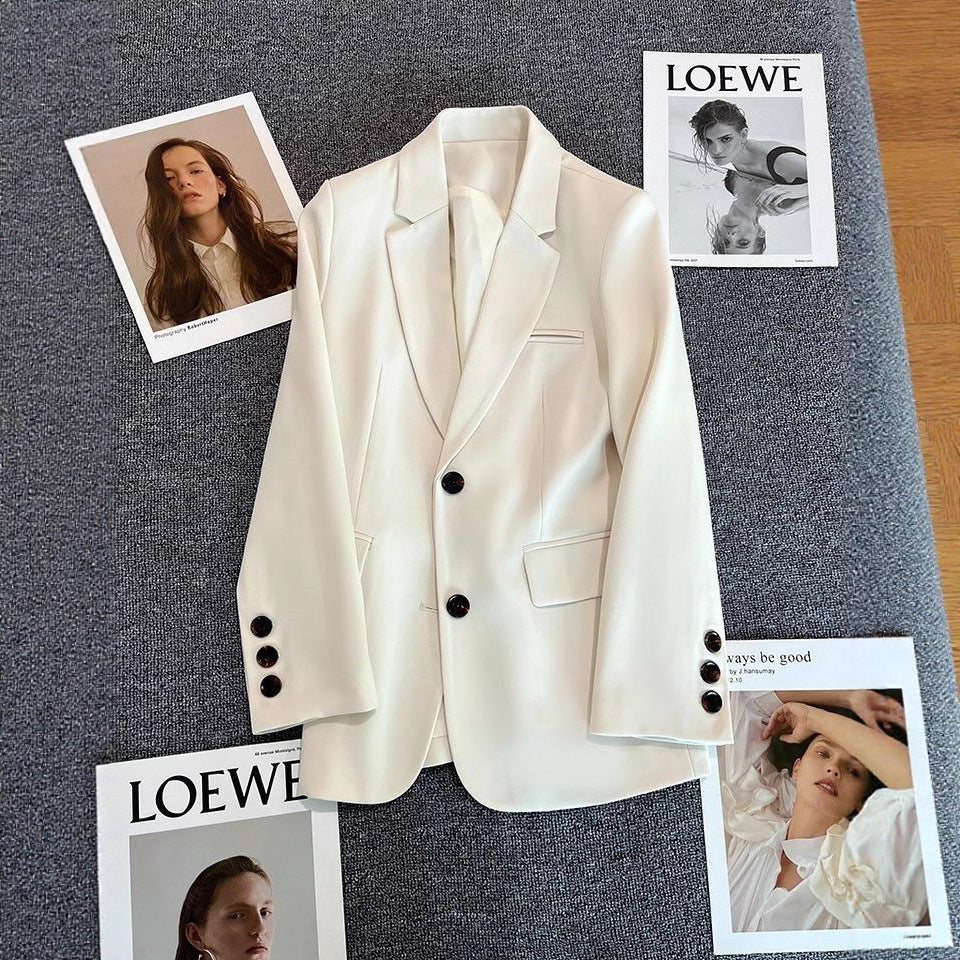 Kvinnors Elegant Blazer med Modernt Snitt och Dekorativa Knappar Mirla-Eva Jonsson