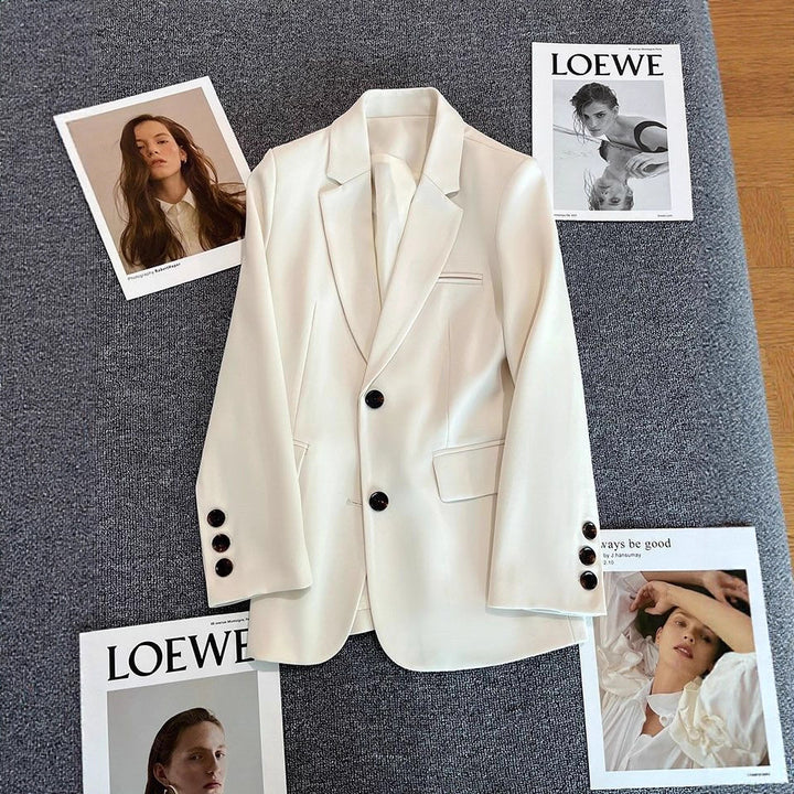 Kvinnors Elegant Blazer med Modernt Snitt och Dekorativa Knappar Mirla-Eva Jonsson