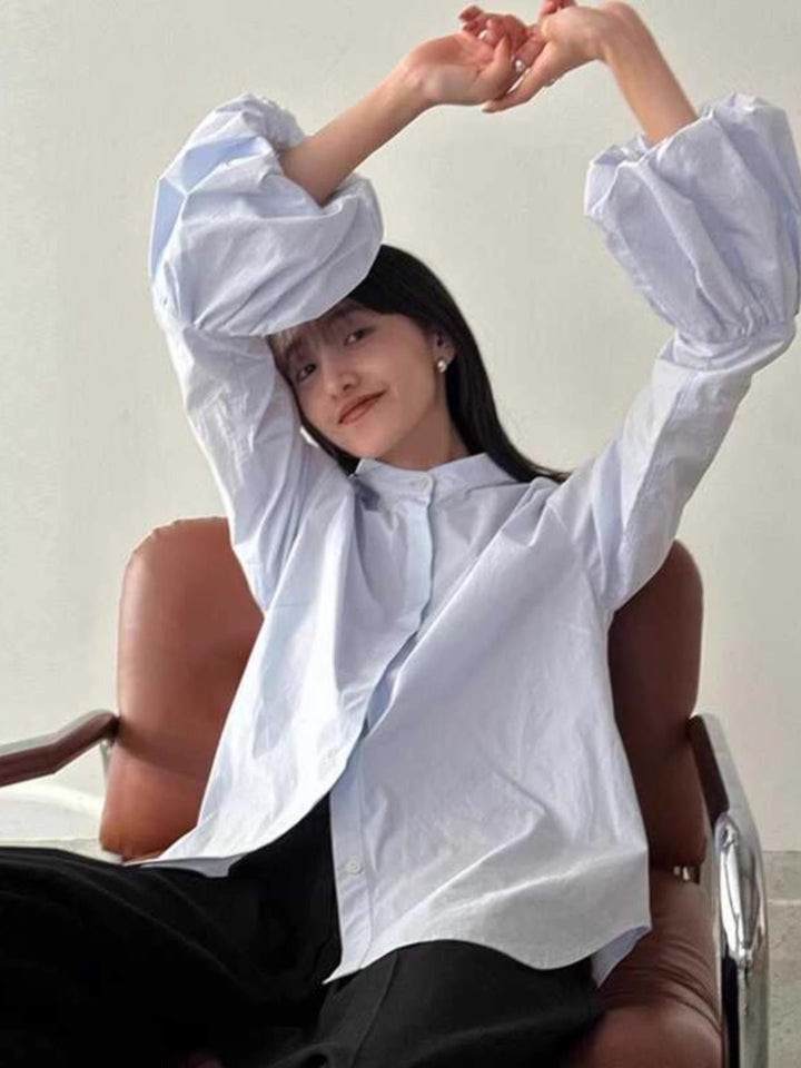 Kvinnors Elegant Blus med Voluminösa Ärmar och Höga Krage Mirla-Eva Jonsson
