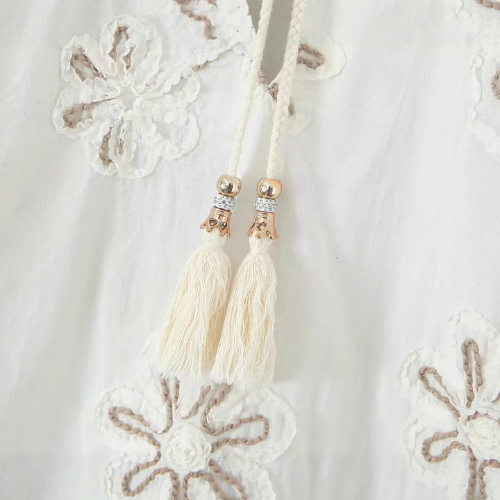 Kvinnors Elegant Broderad Blus med Volanger Mirla-Eva Jonsson