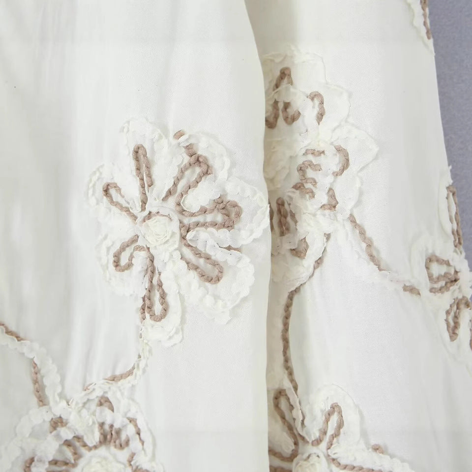 Kvinnors Elegant Broderad Blus med Volanger Mirla-Eva Jonsson