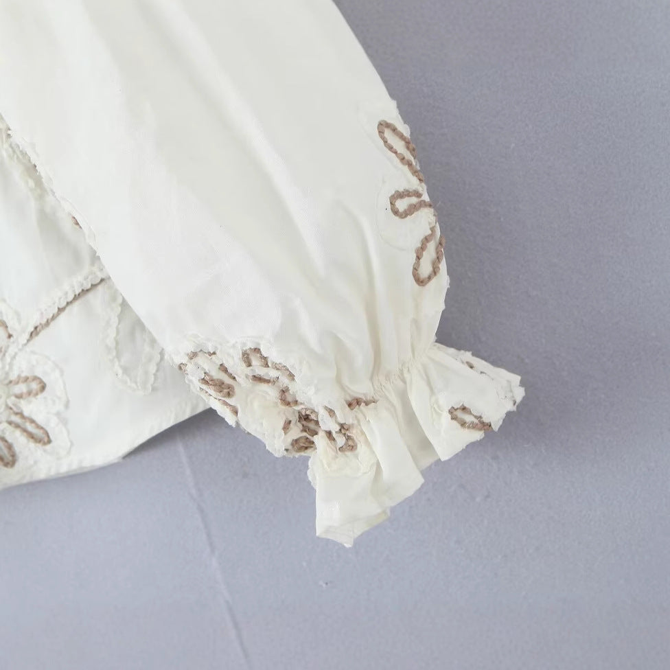 Kvinnors Elegant Broderad Blus med Volanger Mirla-Eva Jonsson