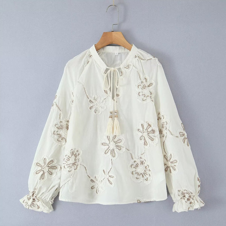 Kvinnors Elegant Broderad Blus med Volanger Mirla-Eva Jonsson