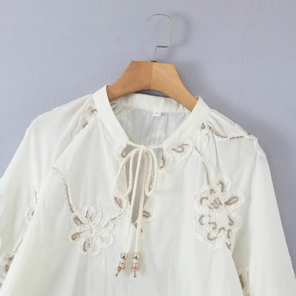 Kvinnors Elegant Broderad Blus med Volanger Mirla-Eva Jonsson