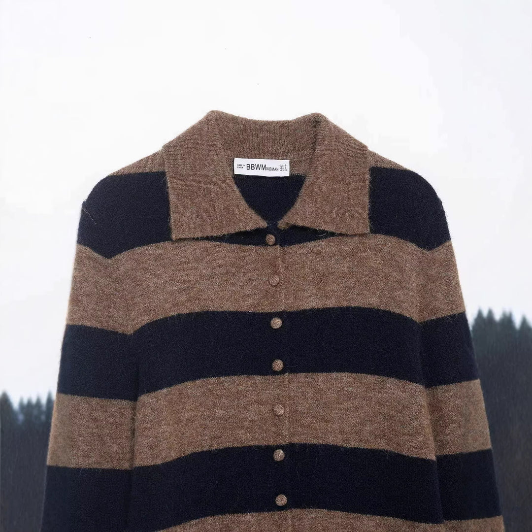 Kvinnors Elegant Cardigan med Randig Design och Knappdetaljer Mirla-Eva Jonsson