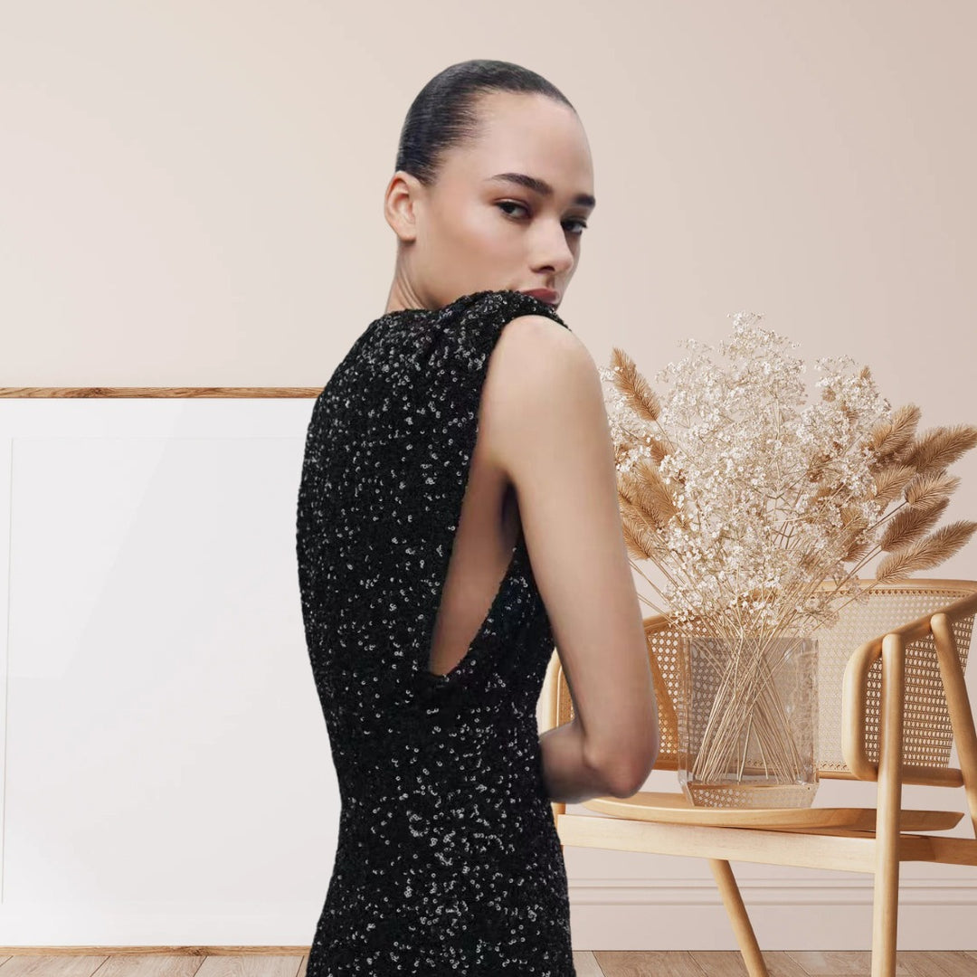 Kvinnors Elegant Cocktailklänning med Glittrande Paljettdesign och Hög Halskrage-Eva Jonsson