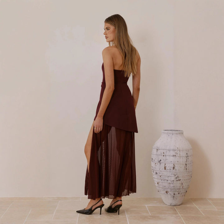 Kvinnors Elegant Kvällsklänning med Asymmetrisk Klippning och Sensuell Slits Mirla-Eva Jonsson