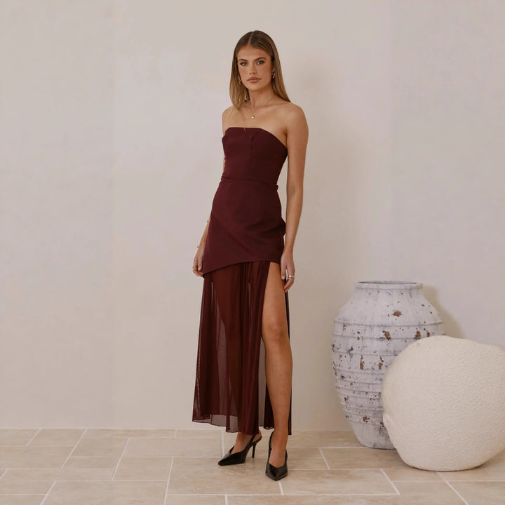 Kvinnors Elegant Kvällsklänning med Asymmetrisk Klippning och Sensuell Slits Mirla-Eva Jonsson