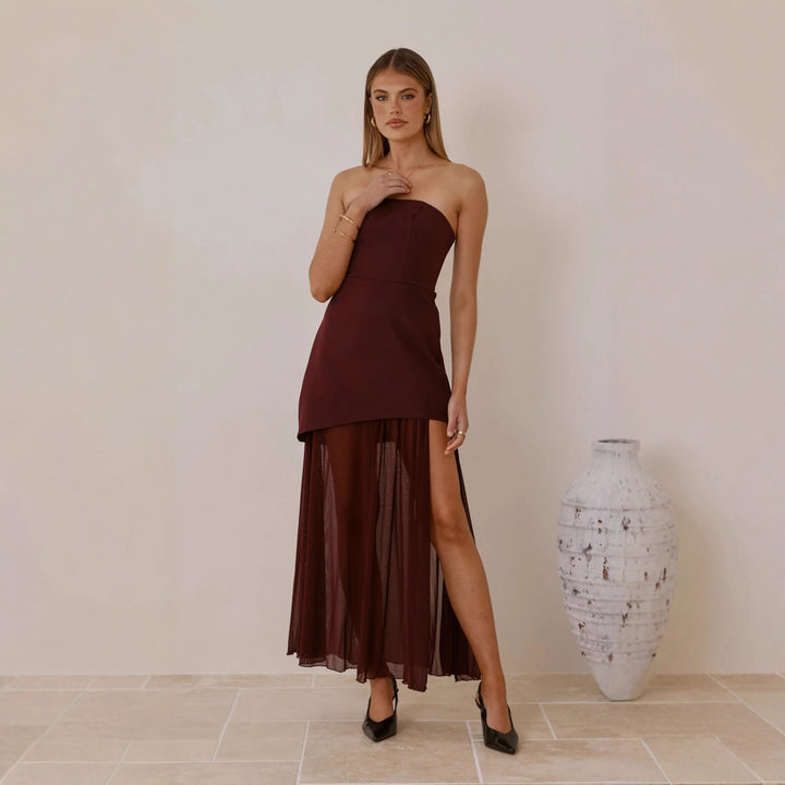 Kvinnors Elegant Kvällsklänning med Asymmetrisk Klippning och Sensuell Slits Mirla-Eva Jonsson