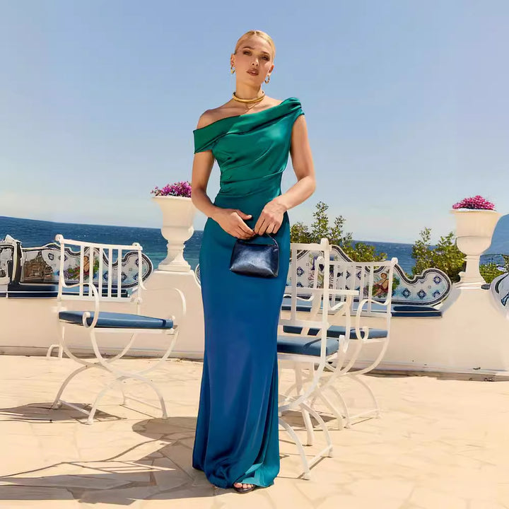 Kvinnors Elegant Kvällsklänning med Asymmetrisk Urringning och Flödande Snitt-Eva Jonsson