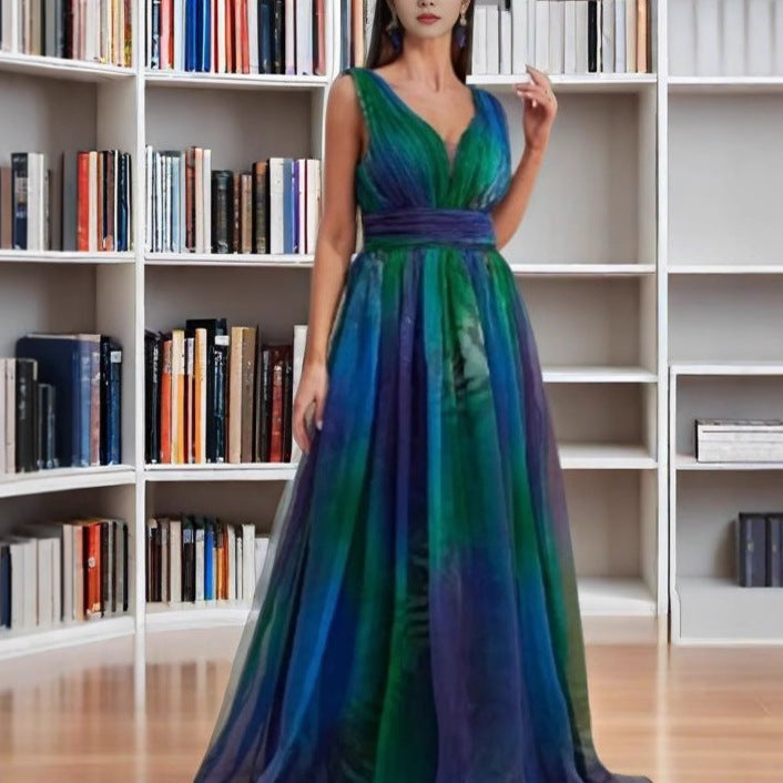 Kvinnors Elegant Kvällsklänning med Glittrande Tyllager och Djup V-Hals-Eva Jonsson
